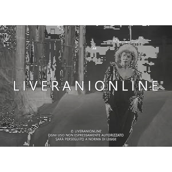 RETROSPETTIVA ORNELLA VANONI CANTANTE NELLA FOTO ORNELLA VANONI NELL\'ANNO 1984 A MILANO NELLA TRASMISSIONE TELEVISIVA “RISATISSIMA“ AG ALDO LIVERANI SAS