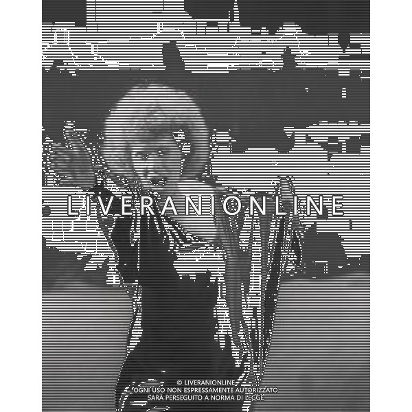 RETROSPETTIVA ORNELLA VANONI CANTANTE NELLA FOTO ORNELLA VANONI NELL\'ANNO 1984 A MILANO NELLA TRASMISSIONE TELEVISIVA “RISATISSIMA“ AG ALDO LIVERANI SAS