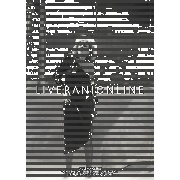 RETROSPETTIVA ORNELLA VANONI CANTANTE NELLA FOTO ORNELLA VANONI NELL\'ANNO 1984 A MILANO NELLA TRASMISSIONE TELEVISIVA “RISATISSIMA“ AG ALDO LIVERANI SAS