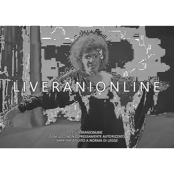 RETROSPETTIVA ORNELLA VANONI CANTANTE NELLA FOTO ORNELLA VANONI NELL\'ANNO 1984 A MILANO NELLA TRASMISSIONE TELEVISIVA “RISATISSIMA“ AG ALDO LIVERANI SAS