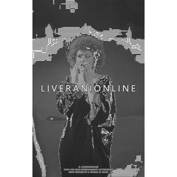 RETROSPETTIVA ORNELLA VANONI CANTANTE NELLA FOTO ORNELLA VANONI NELL\'ANNO 1984 A MILANO NELLA TRASMISSIONE TELEVISIVA “RISATISSIMA“ AG ALDO LIVERANI SAS