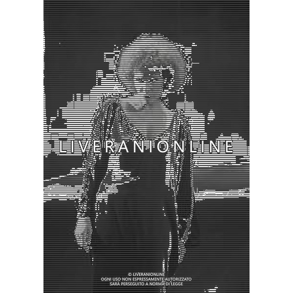 RETROSPETTIVA ORNELLA VANONI CANTANTE NELLA FOTO ORNELLA VANONI NELL\'ANNO 1984 A MILANO NELLA TRASMISSIONE TELEVISIVA “RISATISSIMA“ AG ALDO LIVERANI SAS