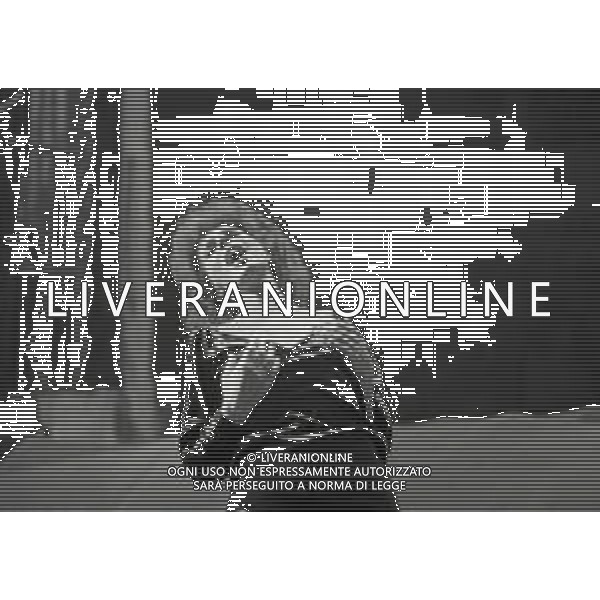 RETROSPETTIVA ORNELLA VANONI CANTANTE NELLA FOTO ORNELLA VANONI NELL\'ANNO 1984 A MILANO NELLA TRASMISSIONE TELEVISIVA “RISATISSIMA“ AG ALDO LIVERANI SAS