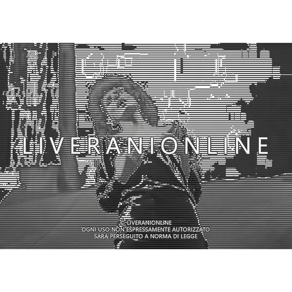 RETROSPETTIVA ORNELLA VANONI CANTANTE NELLA FOTO ORNELLA VANONI NELL\'ANNO 1984 A MILANO NELLA TRASMISSIONE TELEVISIVA “RISATISSIMA“ AG ALDO LIVERANI SAS