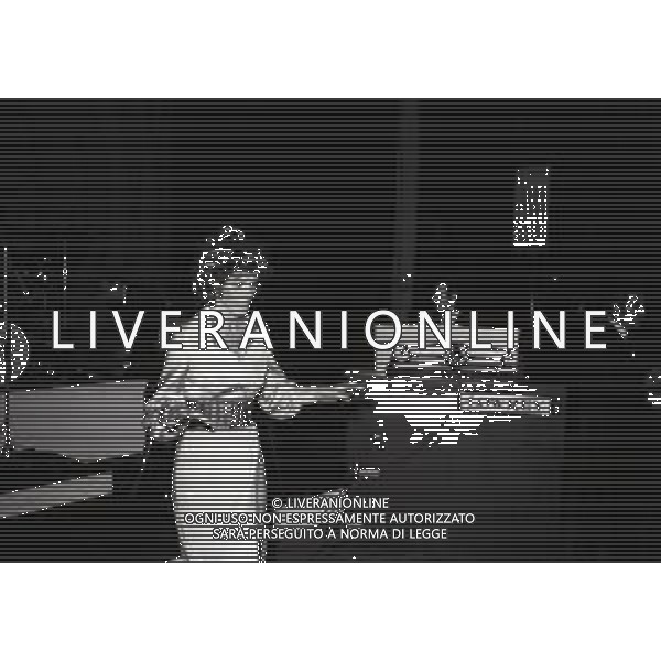 RETROSPETTIVA ORNELLA VANONI CANTANTE NELLA FOTO ORNELLA VANONI NELL\'ANNO 1972 A MILANO AL TEATRO LIRICO AG ALDO LIVERANI SAS 