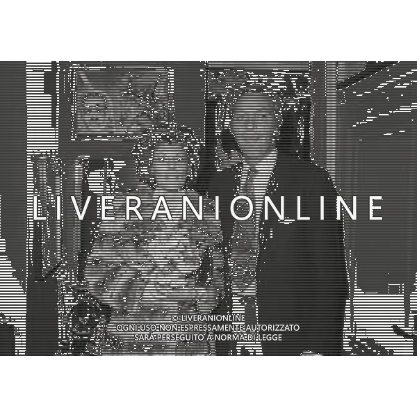 RETROSPETTIVA ORNELLA VANONI CANTANTE NELLA FOTO ORNELLA VANONI CON DANILO SABATINI NELL\'ANNO 1972 A MILANO AL TEATRO LIRICO AG ALDO LIVERANI SAS  