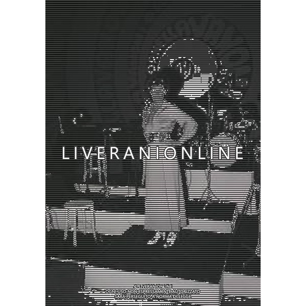 RETROSPETTIVA ORNELLA VANONI CANTANTE NELLA FOTO ORNELLA VANONI NELL\'ANNO 1972 A MILANO AL TEATRO LIRICO AG ALDO LIVERANI SAS 