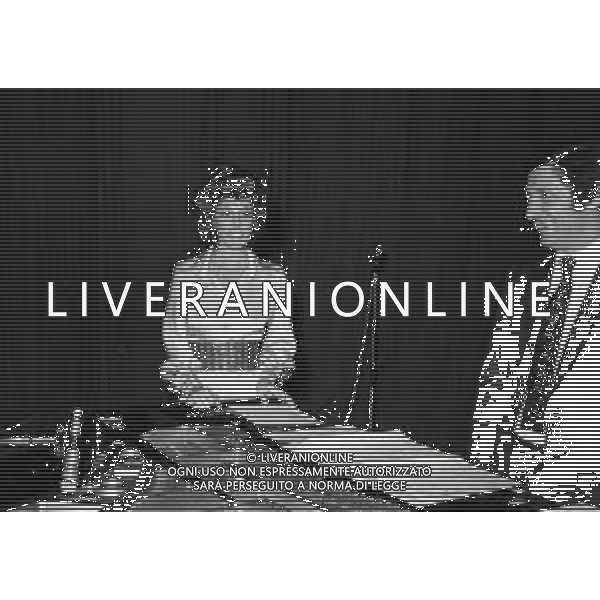 RETROSPETTIVA ORNELLA VANONI CANTANTE NELLA FOTO ORNELLA VANONI NELL\'ANNO 1972 A MILANO AL TEATRO LIRICO AG ALDO LIVERANI SAS 