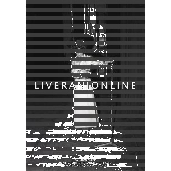 RETROSPETTIVA ORNELLA VANONI CANTANTE NELLA FOTO ORNELLA VANONI NELL\'ANNO 1972 A MILANO AL TEATRO LIRICO AG ALDO LIVERANI SAS 