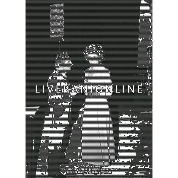 RETROSPETTIVA ORNELLA VANONI CANTANTE NELLA FOTO ORNELLA VANONI NELL\'ANNO 1972 A MILANO AL TEATRO LIRICO AG ALDO LIVERANI SAS 