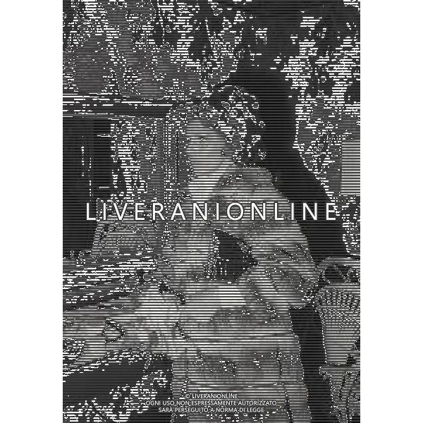 RETROSPETTIVA ORNELLA VANONI CANTANTE NELLA FOTO ORNELLA VANONI NELL\'ANNO 1972 A MILANO AL TEATRO LIRICO AG ALDO LIVERANI SAS 