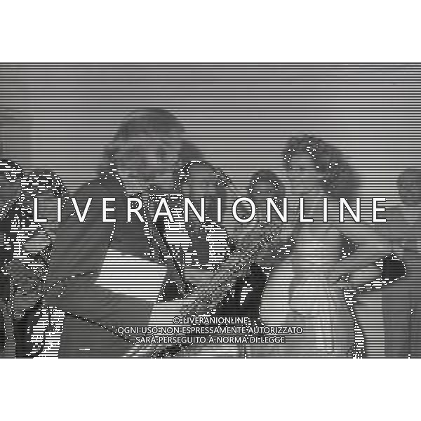 RETROSPETTIVA ORNELLA VANONI CANTANTE NELLA FOTO ORNELLA VANONI CON GERRY MULLIGAN NELL\'ANNO 1974 AL FESTIVAL DI SANREMO  AG ALDO LIVERANI SAS