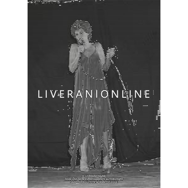 RETROSPETTIVA ORNELLA VANONI CANTANTE NELLA FOTO ORNELLA VANONI A MANTOVA NELL\'ANNO 1980 AG ALDO LIVERANI SAS  