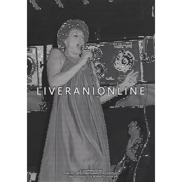 RETROSPETTIVA ORNELLA VANONI CANTANTE NELLA FOTO ORNELLA VANONI A MANTOVA NELL\'ANNO 1980 AG ALDO LIVERANI SAS  