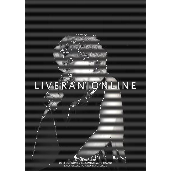 RETROSPETTIVA ORNELLA VANONI CANTANTE NELLA FOTO ORNELLA VANONI A MANTOVA NELL\'ANNO 1980 AG ALDO LIVERANI SAS  