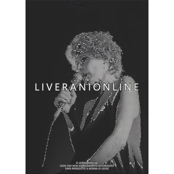RETROSPETTIVA ORNELLA VANONI CANTANTE NELLA FOTO ORNELLA VANONI A MANTOVA NELL\'ANNO 1980 AG ALDO LIVERANI SAS  
