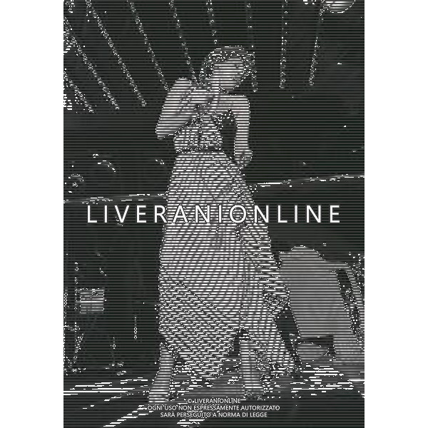 RETROSPETTIVA ORNELLA VANONI CANTANTE NELLA FOTO ORNELLA VANONI A MANTOVA NELL\'ANNO 1980 AG ALDO LIVERANI SAS  