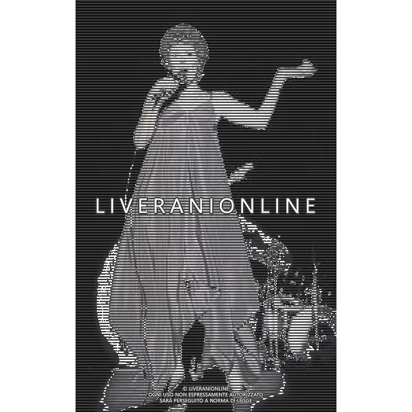 RETROSPETTIVA ORNELLA VANONI CANTANTE NELLA FOTO ORNELLA VANONI A MANTOVA NELL\'ANNO 1980 AG ALDO LIVERANI SAS  