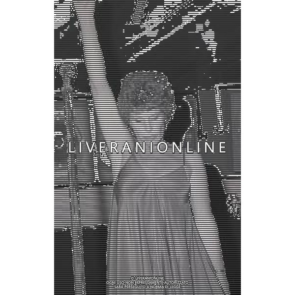 RETROSPETTIVA ORNELLA VANONI CANTANTE NELLA FOTO ORNELLA VANONI A MANTOVA NELL\'ANNO 1980 AG ALDO LIVERANI SAS  