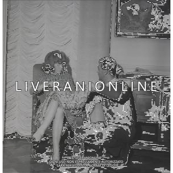 RETROSPETTIVA ORNELLA VANONI CANTANTE NELLA FOTO ORNELLA VANONI CON IL SARTO GIANNI BALDINI A MILANO NELL\'ANNO 1964 AG ALDO LIVERANI SAS