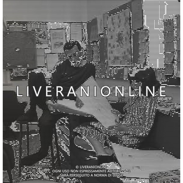 RETROSPETTIVA ORNELLA VANONI CANTANTE NELLA FOTO ORNELLA VANONI CON IL SARTO GIANNI BALDINI A MILANO NELL\'ANNO 1964 AG ALDO LIVERANI SAS