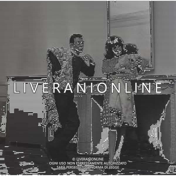 RETROSPETTIVA ORNELLA VANONI CANTANTE NELLA FOTO ORNELLA VANONI CON IL SARTO GIANNI BALDINI A MILANO NELL\'ANNO 1964 AG ALDO LIVERANI SAS