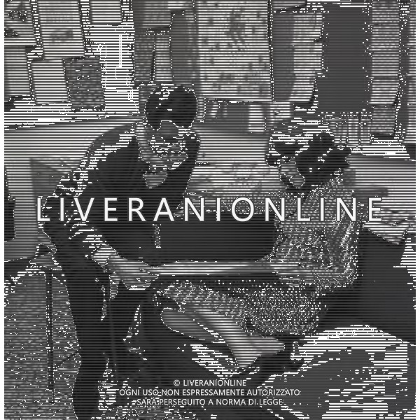 RETROSPETTIVA ORNELLA VANONI CANTANTE NELLA FOTO ORNELLA VANONI CON IL SARTO GIANNI BALDINI A MILANO NELL\'ANNO 1964 AG ALDO LIVERANI SAS