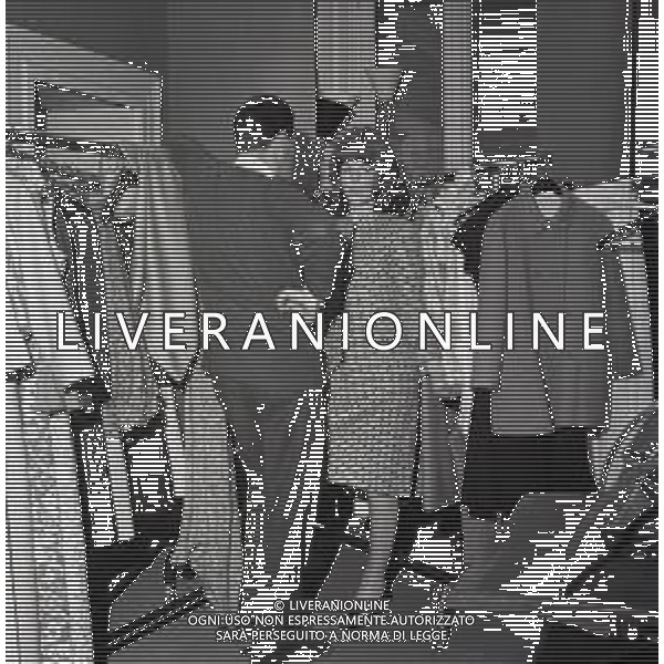 RETROSPETTIVA ORNELLA VANONI CANTANTE NELLA FOTO ORNELLA VANONI CON IL SARTO GIANNI BALDINI A MILANO NELL\'ANNO 1964 AG ALDO LIVERANI SAS