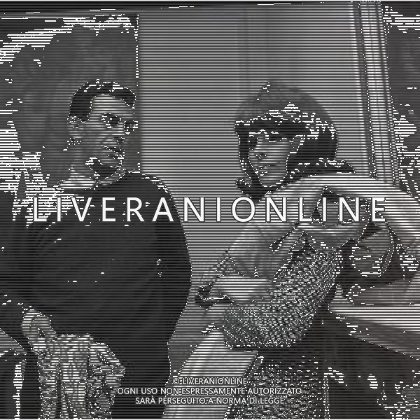 RETROSPETTIVA ORNELLA VANONI CANTANTE NELLA FOTO ORNELLA VANONI CON IL SARTO GIANNI BALDINI A MILANO NELL\'ANNO 1964 AG ALDO LIVERANI SAS