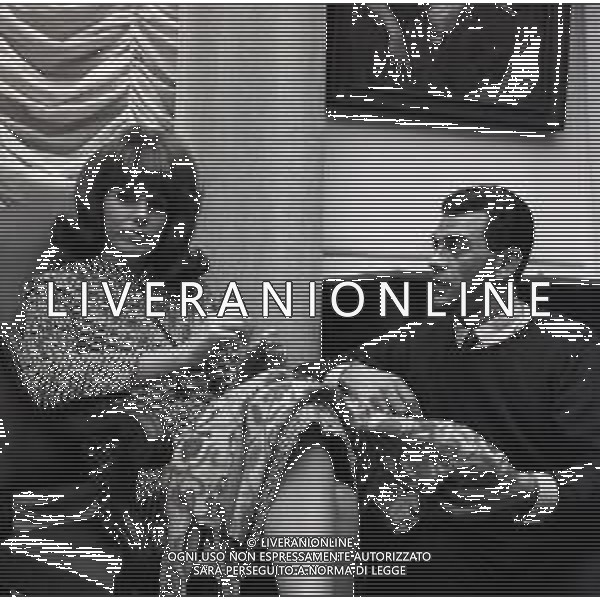 RETROSPETTIVA ORNELLA VANONI CANTANTE NELLA FOTO ORNELLA VANONI CON IL SARTO GIANNI BALDINI A MILANO NELL\'ANNO 1964 AG ALDO LIVERANI SAS