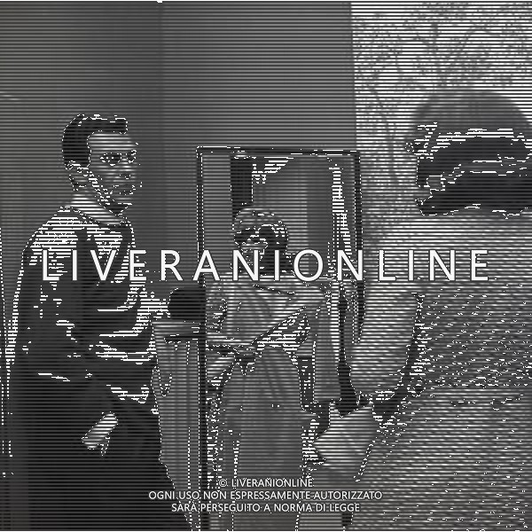 RETROSPETTIVA ORNELLA VANONI CANTANTE NELLA FOTO ORNELLA VANONI CON IL SARTO GIANNI BALDINI A MILANO NELL\'ANNO 1964 AG ALDO LIVERANI SAS