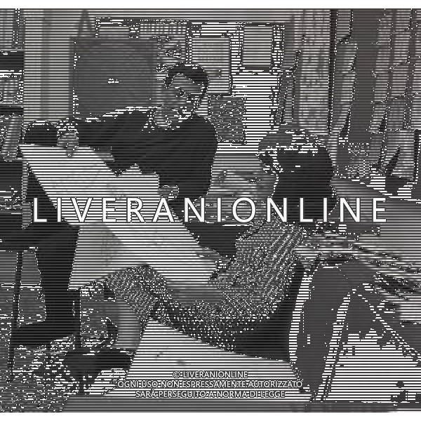 RETROSPETTIVA ORNELLA VANONI CANTANTE NELLA FOTO ORNELLA VANONI CON IL SARTO GIANNI BALDINI A MILANO NELL\'ANNO 1964 AG ALDO LIVERANI SAS