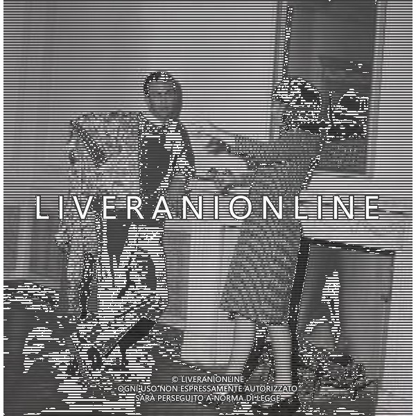 RETROSPETTIVA ORNELLA VANONI CANTANTE NELLA FOTO ORNELLA VANONI CON IL SARTO GIANNI BALDINI A MILANO NELL\'ANNO 1964 AG ALDO LIVERANI SAS