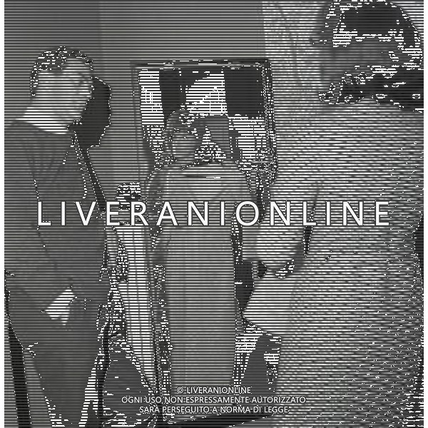 RETROSPETTIVA ORNELLA VANONI CANTANTE NELLA FOTO ORNELLA VANONI CON IL SARTO GIANNI BALDINI A MILANO NELL\'ANNO 1964 AG ALDO LIVERANI SAS