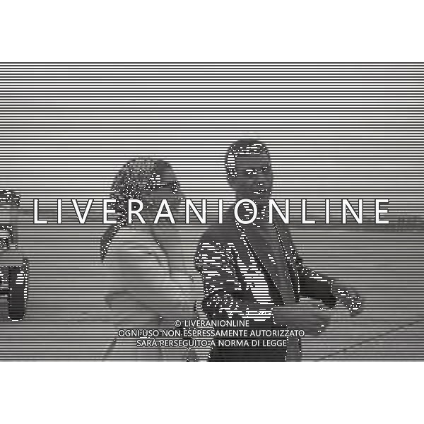 RETROSPETTIVA ORNELLA VANONI CANTANTE NELLA FOTO ORNELLA VANONI CON IL SARTO GIANNI BALDINI IN PARTENZA PER L\'AMERICA NELL\'ANNO 1965 AG ALDO LIVERANI SAS 