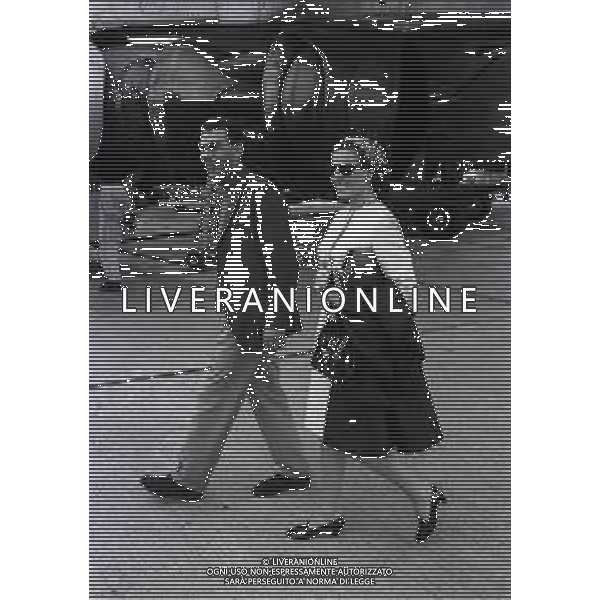 RETROSPETTIVA ORNELLA VANONI CANTANTE NELLA FOTO ORNELLA VANONI CON IL SARTO GIANNI BALDINI IN PARTENZA PER L\'AMERICA NELL\'ANNO 1965 AG ALDO LIVERANI SAS 
