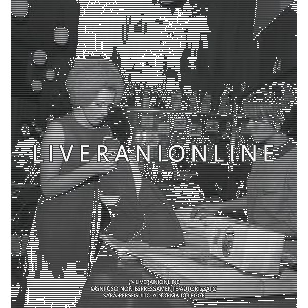 RETROSPETTIVA ORNALLA VANONI CANTANTE NELLA FOTO ORNELLA VANONI A MILANO IN UN NEGOZIO PREMAMAN NELL\'ANNO 1966 AG ALDO LIVERANI SAS  
