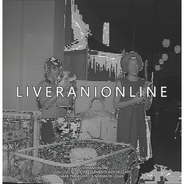 RETROSPETTIVA ORNALLA VANONI CANTANTE NELLA FOTO ORNELLA VANONI A MILANO IN UN NEGOZIO PREMAMAN NELL\'ANNO 1966 AG ALDO LIVERANI SAS  