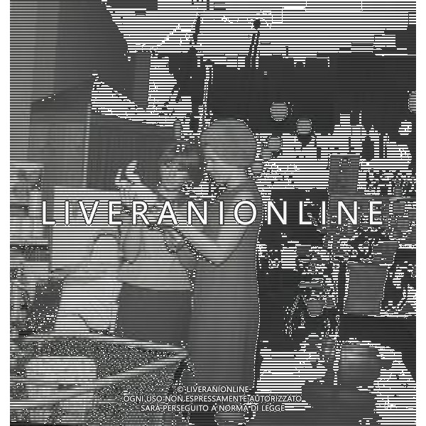 RETROSPETTIVA ORNALLA VANONI CANTANTE NELLA FOTO ORNELLA VANONI A MILANO IN UN NEGOZIO PREMAMAN NELL\'ANNO 1966 AG ALDO LIVERANI SAS  