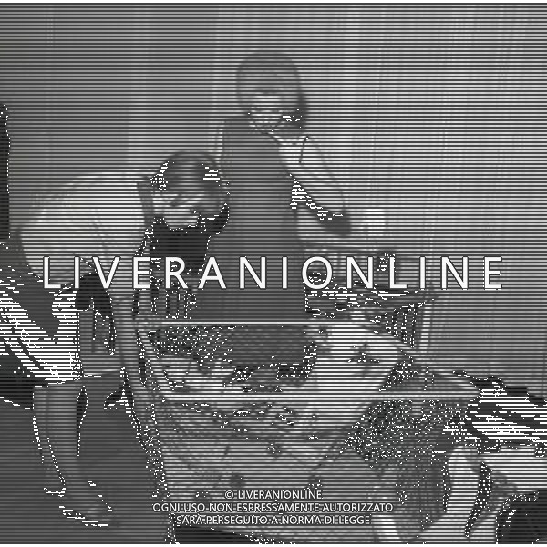 RETROSPETTIVA ORNALLA VANONI CANTANTE NELLA FOTO ORNELLA VANONI A MILANO IN UN NEGOZIO PREMAMAN NELL\'ANNO 1966 AG ALDO LIVERANI SAS  