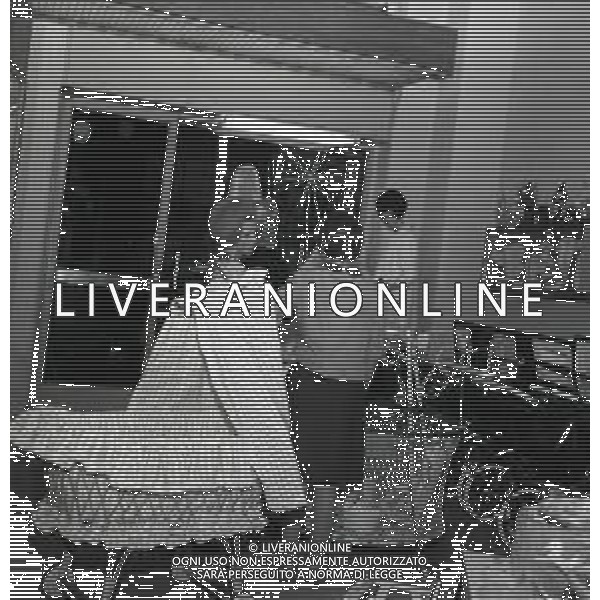 RETROSPETTIVA ORNALLA VANONI CANTANTE NELLA FOTO ORNELLA VANONI A MILANO IN UN NEGOZIO PREMAMAN NELL\'ANNO 1966 AG ALDO LIVERANI SAS  