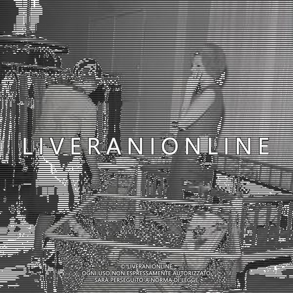 RETROSPETTIVA ORNALLA VANONI CANTANTE NELLA FOTO ORNELLA VANONI A MILANO IN UN NEGOZIO PREMAMAN NELL\'ANNO 1966 AG ALDO LIVERANI SAS  