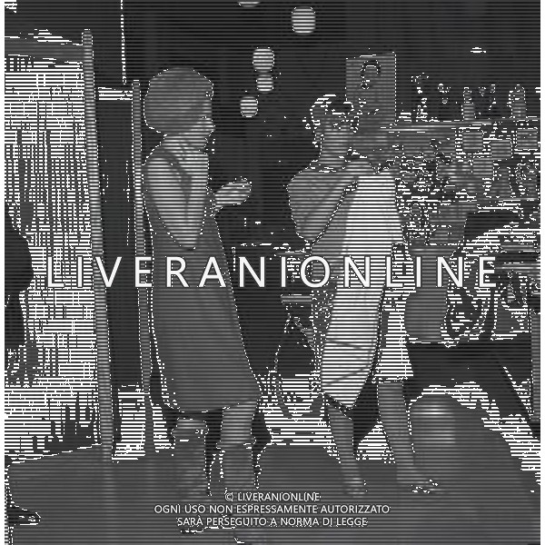 RETROSPETTIVA ORNALLA VANONI CANTANTE NELLA FOTO ORNELLA VANONI A MILANO IN UN NEGOZIO PREMAMAN NELL\'ANNO 1966 AG ALDO LIVERANI SAS  