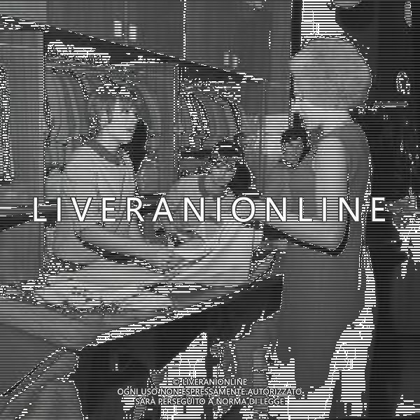 RETROSPETTIVA ORNALLA VANONI CANTANTE NELLA FOTO ORNELLA VANONI A MILANO IN UN NEGOZIO PREMAMAN NELL\'ANNO 1966 AG ALDO LIVERANI SAS  