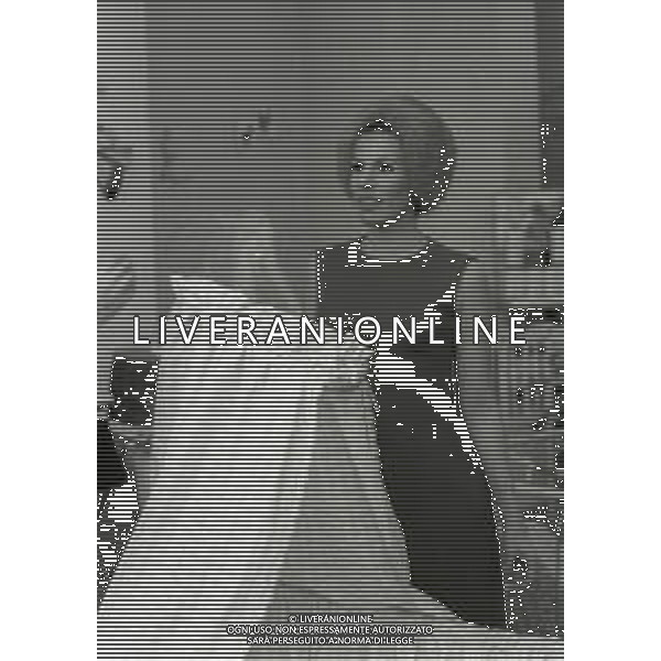 RETROSPETTIVA ORNALLA VANONI CANTANTE NELLA FOTO ORNELLA VANONI A MILANO IN UN NEGOZIO PREMAMAN NELL\'ANNO 1966 AG ALDO LIVERANI SAS  
