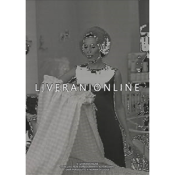 RETROSPETTIVA ORNALLA VANONI CANTANTE NELLA FOTO ORNELLA VANONI A MILANO IN UN NEGOZIO PREMAMAN NELL\'ANNO 1966 AG ALDO LIVERANI SAS  
