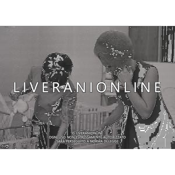 RETROSPETTIVA ORNALLA VANONI CANTANTE NELLA FOTO ORNELLA VANONI A MILANO IN UN NEGOZIO PREMAMAN NELL\'ANNO 1966 AG ALDO LIVERANI SAS  