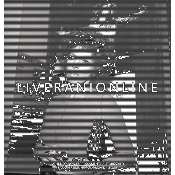 RETROSPETTIVA ORNELLA VANONI CANTANTE NELLA FOTO ORNELLA VANONI CON LUCIO ARDENZI NELL\'ANNO 1971 AG ALDO LIVERANI SAS 