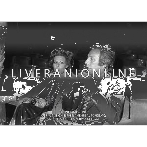 RETROSPETTIVA ORNELLA VANONI CANTANTE NELLA FOTO ORNELLA VANONI CON DANILO SABATINI NELL\'ANNO 1974 A MILANO  AG ALDO LIVERANI SAS  