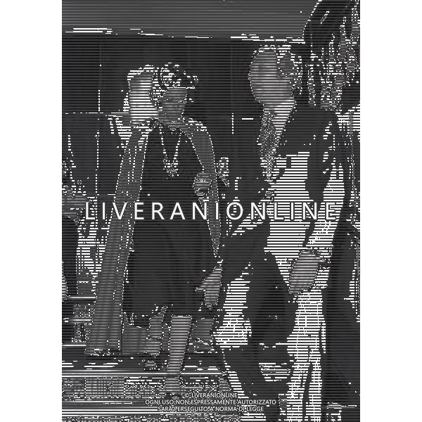 RETROSPETTIVA ORNELLA VANONI CANTANTE NELLA FOTO ORNELLA VANONI CON DANILO SABATINI NELL\'ANNO 1974 A MILANO  AG ALDO LIVERANI SAS  
